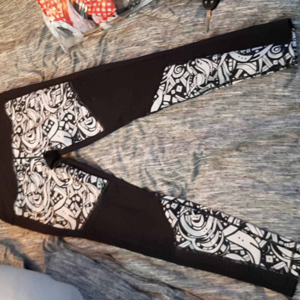 S small Manduka leggings, black with white pattern